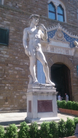 Kopie des "David" von Michelangelo vor dem Palazzo della Signoria in Florenz